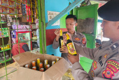 Warung Pinggir Jalan Katapang Bandung di Razia, Polisi Amankan Puluhan Botol Minol Tanpa Izin