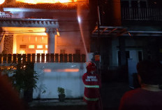 Diduga Konsleting Listrik, Lantai 2 Rumah di Bojong Kulur Terbakar