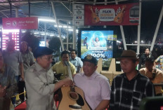 Menteri Fadli Zon Sapa Musisi Jalanan Difabel Netra di Stasiun Bogor