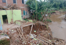 Diguyur Hujan Deras, Benteng Sungai Cirasea di Mekarsari Ciparay Bandung Ambrol: Rumah Warga Tergerus