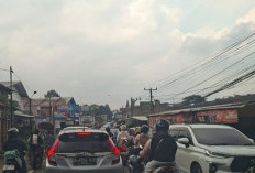 Lonjakan Pemudik di H+3 Lebaran Sebabkan Antrean Kendaraan di Jalur Puncak