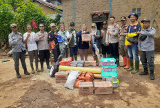 Camat Ciparay Salurkan Bantuan dari Dinsos dan BPBD Bagi Warga Terdampak Banjir dan Longsor