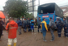 Dinsos Jabar Salurkan Bantuan Logistik untuk Korban Longsor di Desa Pasirlangu, KBB