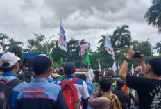 Unjuk Rasa Ratusan Buruh di Gerbang Pemkab Bogor, Tuntut UMK 2026 Naik!