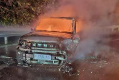 Mobil Hangus Terbakar, Dua Orang Luka Bakar