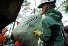 Merawat Alam dari Hulu: EIGER Adventure Land Angkat 6 Ton Sampah di Puncak