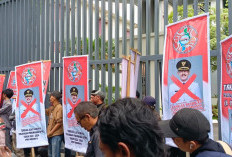 Massa Minta Kejati Jabar Tetapkan Tersangka Korupsi Tunjangan Perumahan DPRD Indramayu