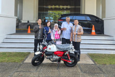 BRI Regional Office 09 Bandung Serahkan Hadiah Motor Honda Monkey kepada Pemenang Program Merchant Lucky Ride