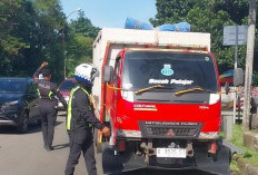Polisi Putar Balikan Truk Muatan Hebel di Jalur Puncak