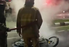 Motor RX King Terbakar, Pengendara Tinggalkan Motor dan Rekannya di Lokasi