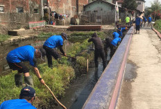  Kawasan Rawan Banjir, Pentahelix Dayeuhkolot Gerakkan Warga Bersihkan Saluran Air di Citeureup