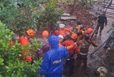 Sedang Membangun TPT, 6 Pekerja Tertimbun Tanah di Desa Cisempur Sumedang 