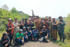 Pameungpeuk Berdasi: Aksi Grebek Sampah Liar demi Wajah Baru Desa Bojongkunci