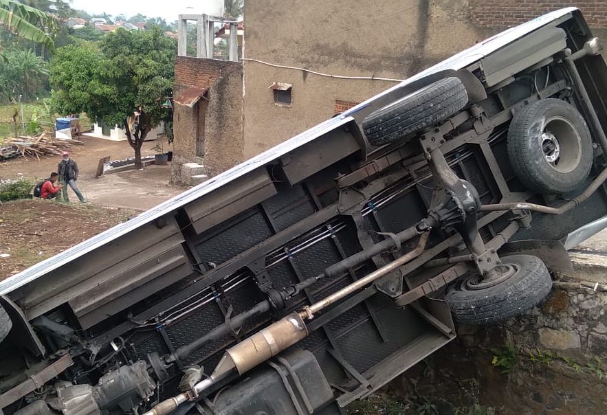 Tiga Kendaraan Terlibat Tabrakan Beruntun, 14 Orang Dibawa ke RSUD Cicalengka