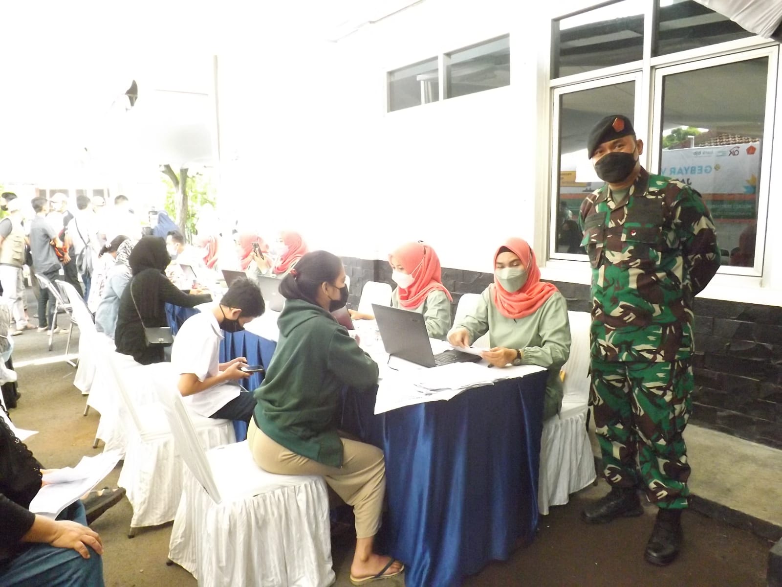 Warga Empat Kelurahan Ikuti Vaksinisasi yang Digelar Subkogartap 0618/Bandung