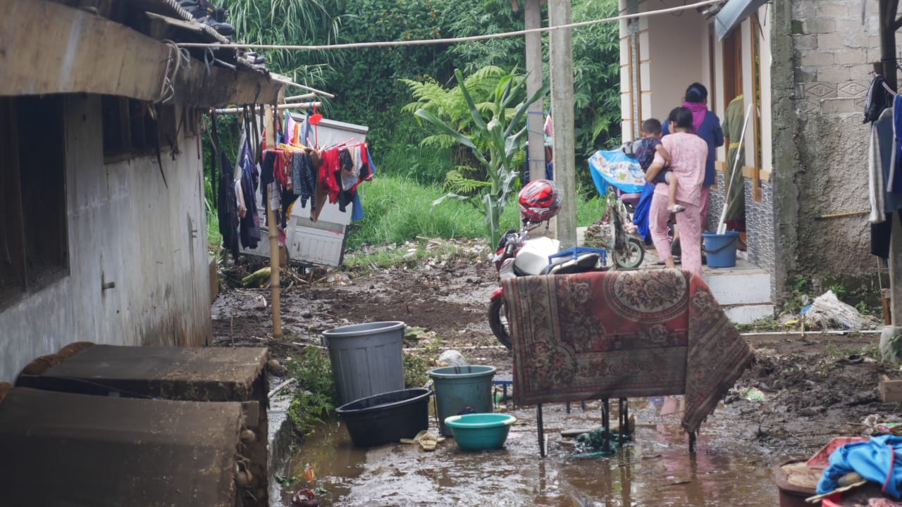 15 Rumah di Cikole Lembang Diterjang Banjir Bandang