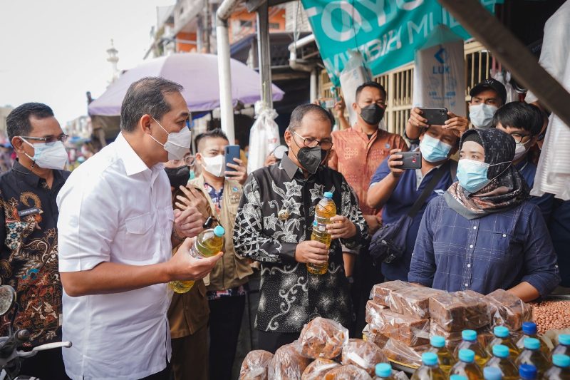 Gelontor Minyak Goreng ke Pasar Tambakrejo, Mendag: Harga Per Liter Rp 11.500